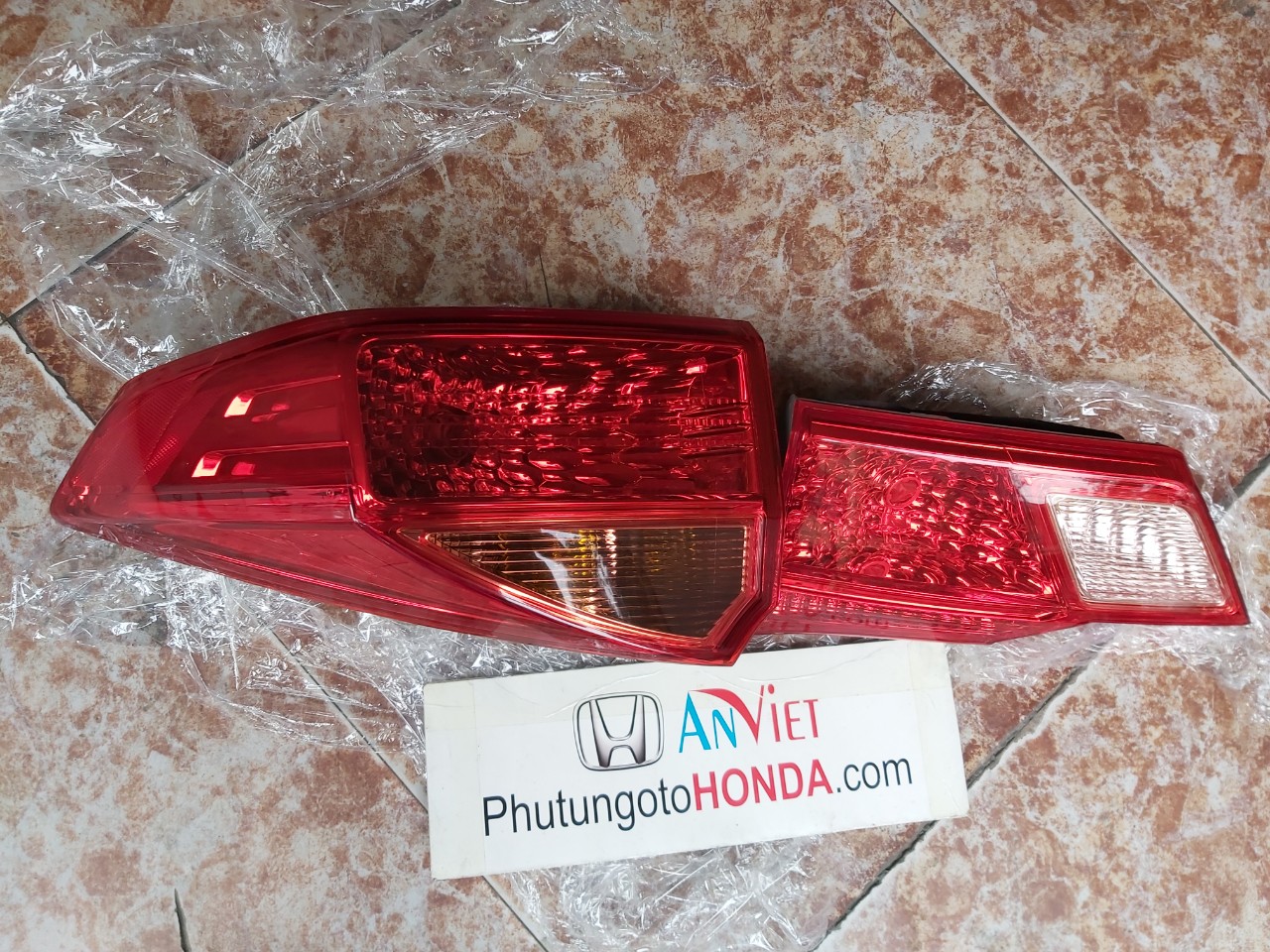 Đèn hậu miếng ngoài xe Honda City